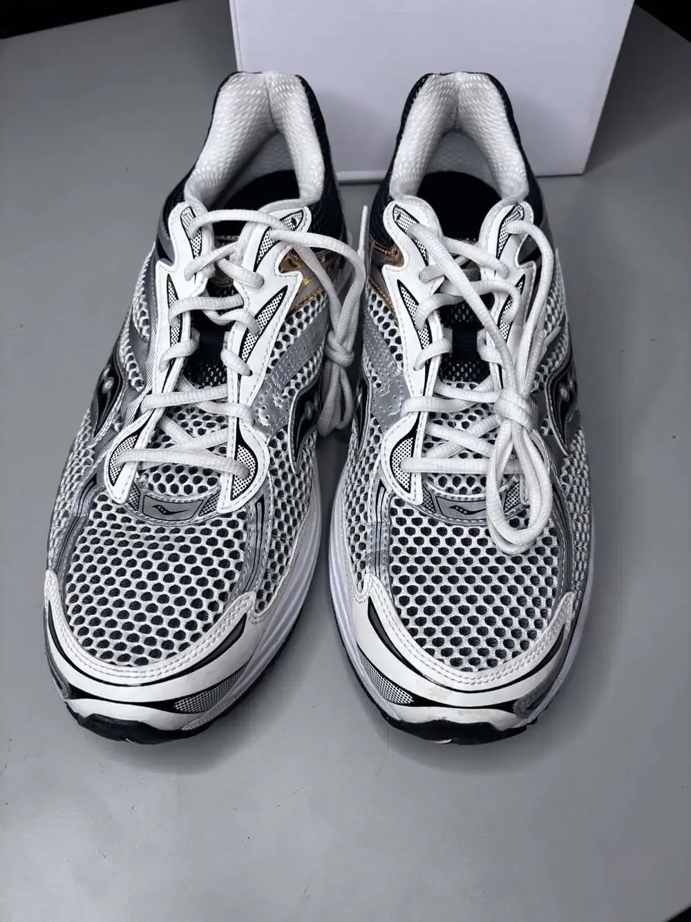 Saucony ProGrid Omni 9 Running Sneakers in Silver and Gold size13
